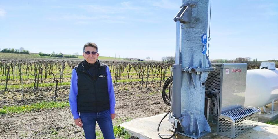 Géry Combaud, le directeur des Domaines Boinaud, utilise dix tours anti-gel qui propulsent de l’air chaud afin d’éviter le gel des pieds de vignes sur une trentaine d’hectares.